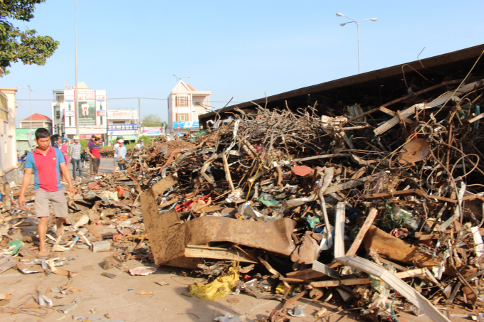 Rất nhiều sắt trong container rơi xuống đường.