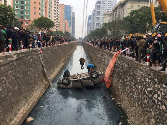 Chiếc &ocirc; t&ocirc; bất ngờ lao xuống mương nước khi đang đi chuyển tr&ecirc;n đường.