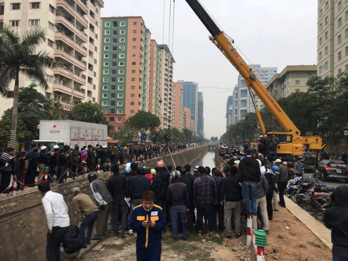 Nhiều người d&acirc;n c&oacute; mặt ở hiện trường.