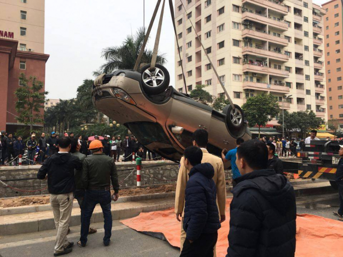 Chiếc xe đang được đưa l&ecirc;n mặt đường.