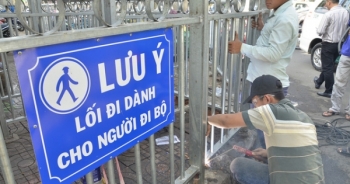 TPHCM: Tháo dỡ bớt rào chắn như “mê hồn trận” trước Bệnh viện Chợ Rẫy