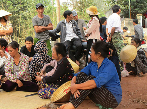 Người d&acirc;n x&atilde; V&acirc;n Sơn trải chiếu giữa đường ngăn xe chở r&aacute;c v&agrave;o đồi Mốc. (Ảnh:&nbsp;Lam Sơn)