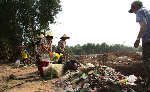 Người d&acirc;n v&agrave; cơ quan chức năng đang thu gom xử l&yacute; r&aacute;c thải, giảm thiểu &ocirc; nhiễm. (Ảnh:&nbsp;Lam Sơn)