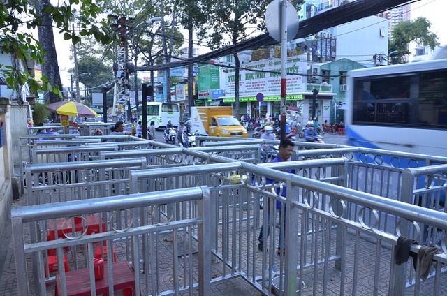 R&agrave;o chắn vỉa h&egrave; kiểu m&ecirc; cung trước đ&oacute;.