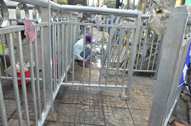 TPHCM: Th&aacute;o dỡ bớt r&agrave;o chắn như &ldquo;m&ecirc; hồn trận&rdquo; trước Bệnh viện Chợ Rẫy