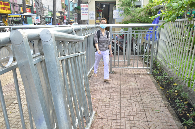 au khi b&aacute;o ch&iacute; phản &aacute;nh, s&aacute;ng nay 2/3, UBND phường 12, quận 5 đ&atilde; cho người cắt bớt c&aacute;c thanh chắn, chỉ chừa lại 3 thanh chắn ngang.