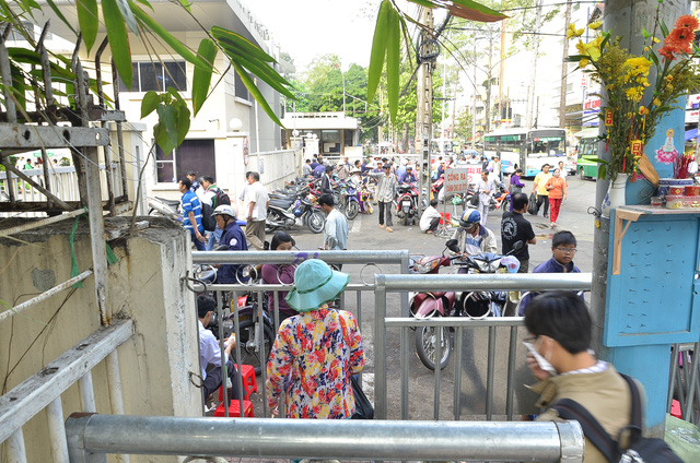 C&aacute;c lối ra v&agrave;o chỉ c&ograve;n 3 thanh chắn tạo sự thuận lợi cho người d&acirc;n đi lại.