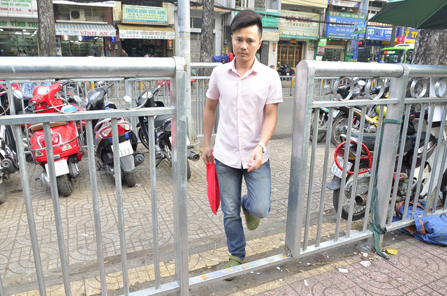 Lực lượng chức năng mở th&ecirc;m một số lối đi th&ocirc;ng từ b&atilde;i xe v&agrave;o phần đường d&agrave;nh cho người đi bộ, kh&ocirc;ng để người d&acirc;n phải đi v&ograve;ng như trước đ&acirc;y.