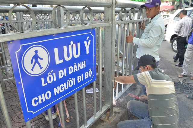 Trước đ&oacute; UBND phường 12, quận 5 chừa hai lối ra v&agrave;o tr&ecirc;n vỉa h&egrave; nhưng hiện nay đ&atilde; h&agrave;n lại bớt 1 lối để hạn chế h&agrave;ng rong.