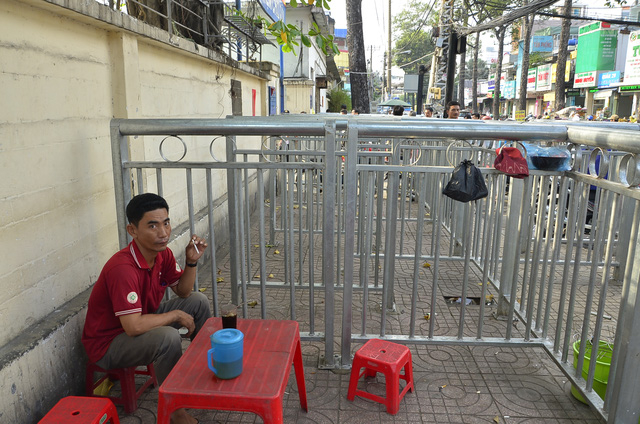 Những đoạn c&oacute; 9 thanh chắn ngang đ&atilde; được lực lượng chức năng h&agrave;n b&iacute;t 2 đầu để hạn chế người b&aacute;n h&agrave;ng rong.