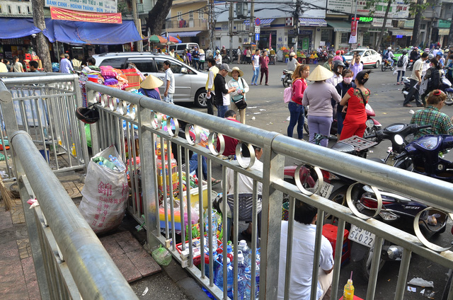 H&agrave;ng rong bị đẩy ra khỏi vỉa h&egrave;.