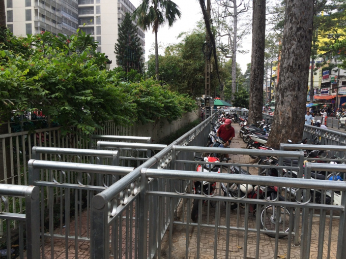 Lan can tr&ecirc;n vỉa h&egrave; đường Nguyễn Ch&iacute; Thanh.