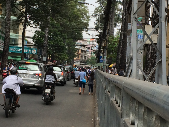 Nhiều người mạo hiểm đi bộ dưới l&ograve;ng đường chứ kh&ocirc;ng chọn lối đi trong