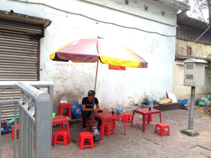 H&agrave;ng rong cũng vẫn b&agrave;y b&aacute;n trong khu vực c&aacute;ch ly.