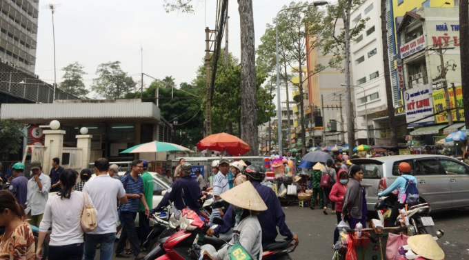 H&agrave;ng rong, xe &ocirc;m trước cổng bệnh viện Chợ Rẫy g&acirc;y nhếch nh&aacute;c, rối loạn giao th&ocirc;ng.