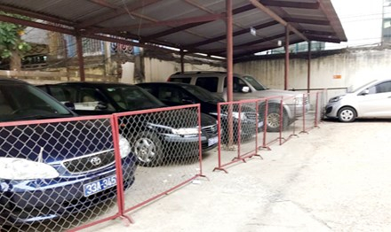 Những chiếc xe c&ocirc;ng biển xanh tại Sở LĐ-TB&amp;amp;amp;XH H&agrave; Nội &ldquo;nằm chuồng&rdquo; để b&agrave;n giao cho th&agrave;nh phố.