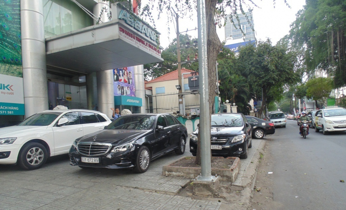 Vỉa h&egrave; quận 1 'đ&acirc;u lại v&agrave;o đấy' sau những ng&agrave;y ra qu&acirc;n rầm rộ