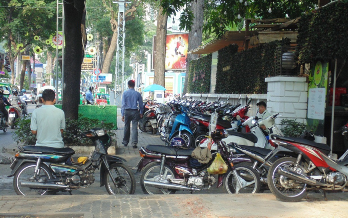 V&igrave;a h&egrave; bị biến th&agrave;nh b&atilde;i giữ xe của một qu&aacute;n c&agrave; ph&ecirc; tr&ecirc;n đường Nguyễn Thị Minh Khai.