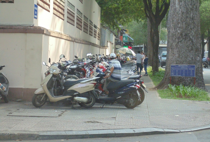&nbsp;Vỉa h&egrave; biến th&agrave;nh b&atilde;i giữ xe gần&nbsp;Bệnh viện&nbsp;Nhi đồng 2.