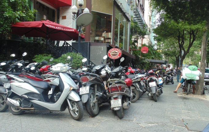 Vỉa h&egrave; bị qu&aacute;n c&agrave; ph&ecirc; biến th&agrave;nh b&atilde;i giữ xe tr&ecirc;n đường L&ecirc; Th&aacute;nh T&ocirc;n.