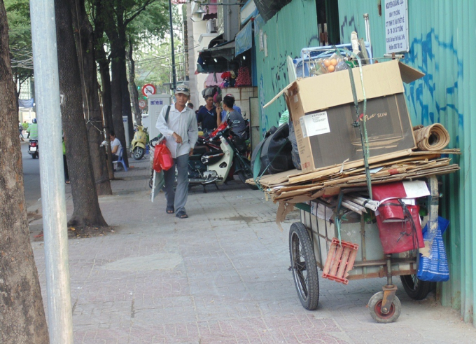 Vỉa h&egrave; th&agrave;nh điểm b&aacute;n mũ bảo hiểm di động, tập kết phế liệu tr&ecirc;n đường Nguyễn Trung Trực.