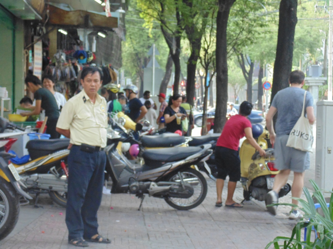 Người đi bộ đ&acirc;u c&ograve;n vỉa h&egrave; để đi tr&ecirc;n đường Nam Kỳ Khởi Nghĩa.