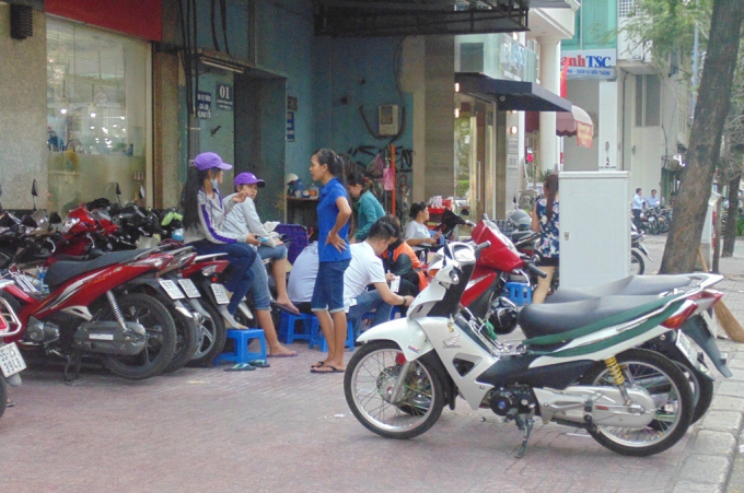 Vỉa h&egrave; tr&ecirc;n đường Lưu Văn Lang.