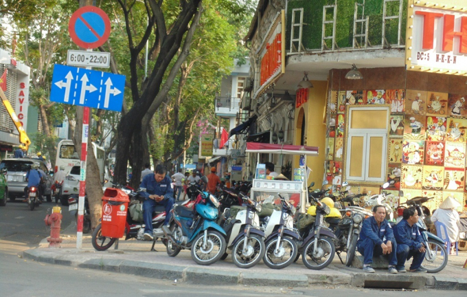 Vỉa h&egrave; tr&ecirc;n đường Nam Kỳ Khởi Nghĩa, quận 1 hầu như bị chiếm dụng để l&agrave;m b&atilde;i giữ xe.