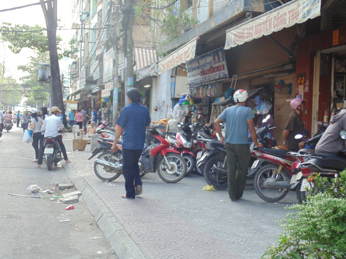 Vỉa h&egrave; quận 1 'đ&acirc;u lại v&agrave;o đấy' sau những ng&agrave;y ra qu&acirc;n rầm rộ