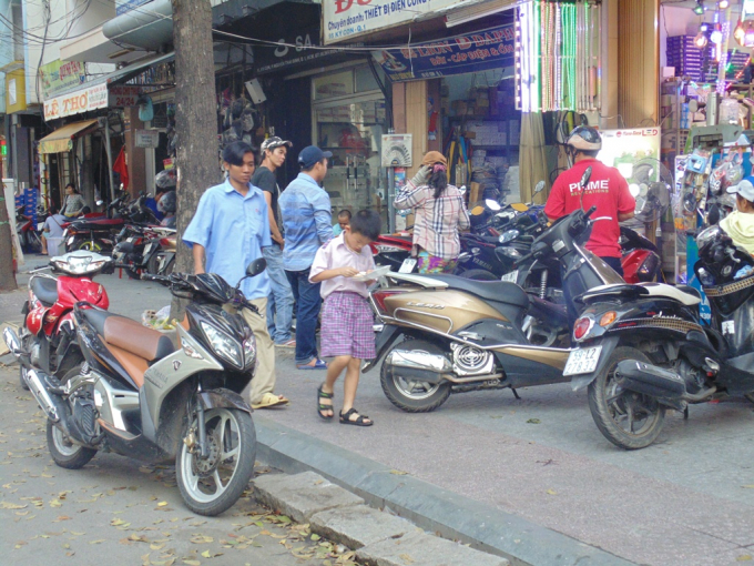 Vỉa h&egrave; quận 1 'đ&acirc;u lại v&agrave;o đấy' sau những ng&agrave;y ra qu&acirc;n rầm rộ
