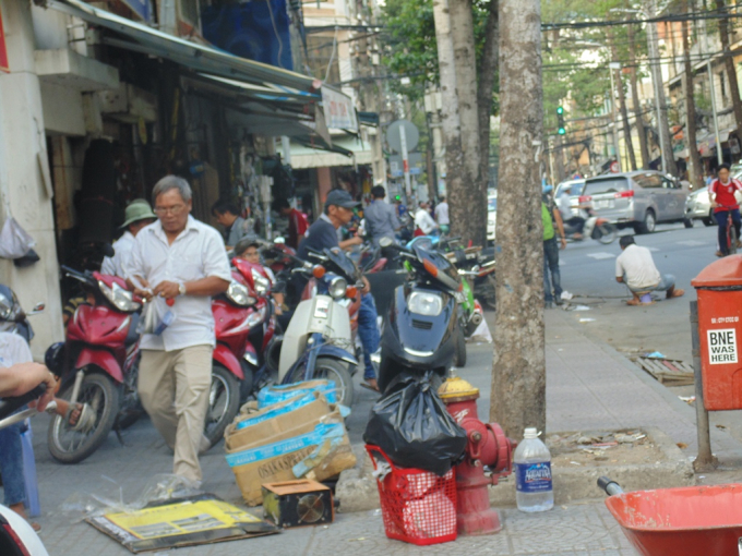 Vỉa h&egrave; tr&ecirc;n đường Pasteur, quận 1 hầu hết bị chiếm dụng.