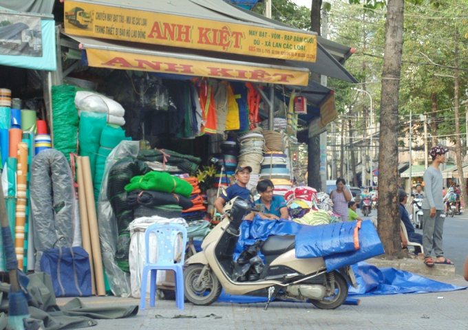 Vỉa h&egrave; tr&ecirc;n đường Nguyễn C&ocirc;ng Trứ bị biến th&agrave;nh nơi b&aacute;n h&agrave;ng.
