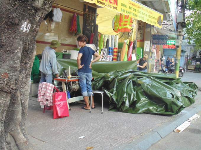 Vỉa h&egrave; quận 1 'đ&acirc;u lại v&agrave;o đấy' sau những ng&agrave;y ra qu&acirc;n rầm rộ