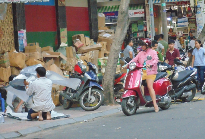 Vỉa h&egrave; quận 1 'đ&acirc;u lại v&agrave;o đấy' sau những ng&agrave;y ra qu&acirc;n rầm rộ
