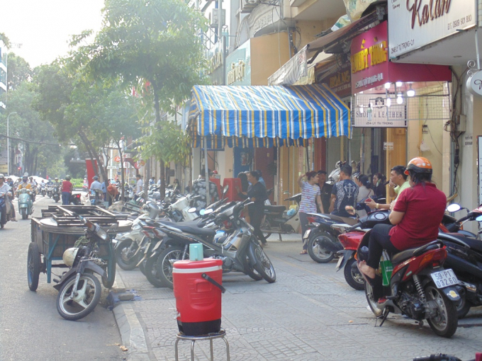 Vỉa h&egrave; biến th&agrave;nh điểm tập kết h&agrave;ng v&agrave; để xe tr&ecirc;n đường Trịnh Văn Cấn.
