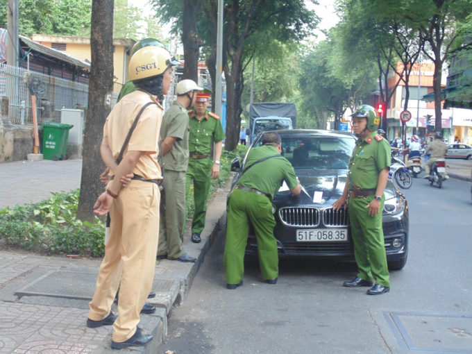 C&aacute;c lực lượng chức năng tiếp tục c&ocirc;ng việc lập lại trật tự l&ograve;ng lề đường tr&ecirc;n c&aacute;c tuyến phố thuộc địa b&agrave;n quận 1, TP Hồ Ch&iacute; Minh trong chiều ng&agrave;y 1/3.