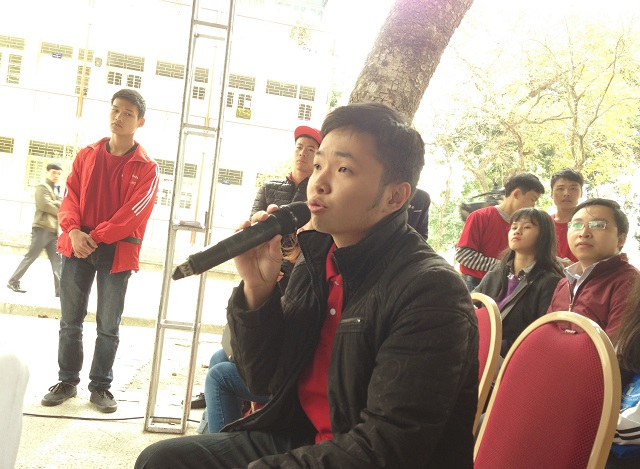 Th&iacute; sinh đặt c&acirc;u hỏi về ng&agrave;nh b&aacute;o ch&iacute;.