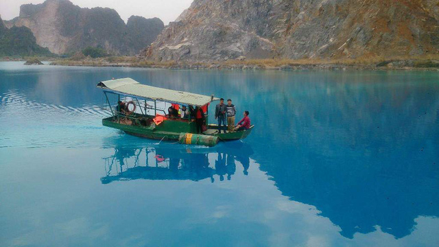 Hoạt động vui chơi, giải tr&iacute; ở hồ nước xanh n&agrave;y c&oacute; thể g&acirc;y nguy hiểm do hồ rất s&acirc;u, bờ hồ dễ sạt lở.