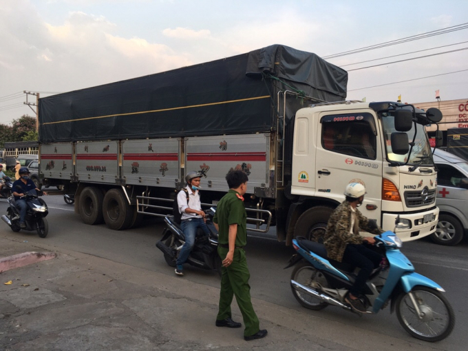 Chiếc xe tải chạy khoảng 50m mới dừng lại.