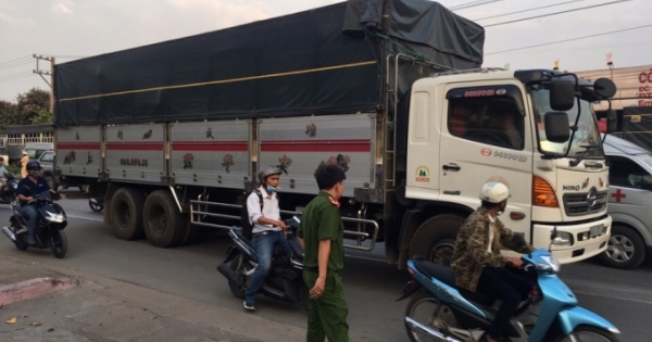 Bình Dương: Xe máy va chạm với xe tải, người đàn ông chết thảm