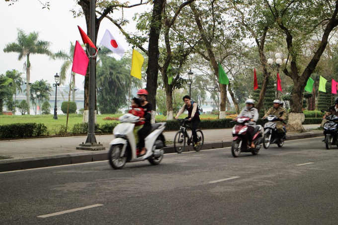 Tr&ecirc;n dọc tuyến đường c&ocirc;ng t&aacute;c chuẩn bị, trang tr&iacute; cờ hoa. Sẵn s&agrave;ng ch&agrave;o đ&oacute;n Nhật ho&agrave;ng v&agrave; Ho&agrave;ng hậu. (Ảnh: Hữu Việt)