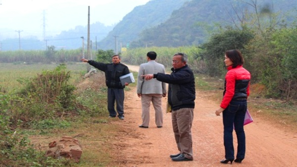 Người d&acirc;n phản đối việc x&acirc;y dựng Nh&agrave; m&aacute;y gạch Tuynel tr&ecirc;n địa b&agrave;n x&oacute;m Trường Sơn.