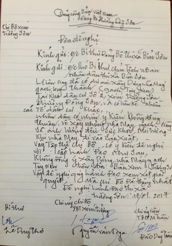 Người d&acirc;n k&yacute; v&agrave;o đơn kiến nghị tới cơ quan chức năng địa phương.