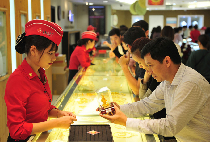 Gi&aacute; v&agrave;ng 2/3: V&agrave;ng tiếp tục tụt giảm.