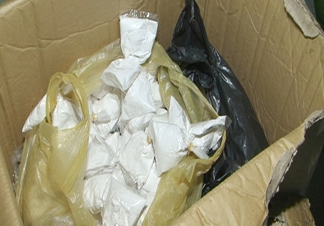 Số lượng lớn thạch cao đang trữ để tẩm v&agrave;o khu&ocirc;n đậu (Ảnh: Cơ quan c&ocirc;ng an cung cấp).