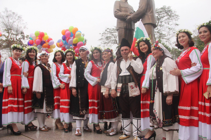 Đo&agrave;n ca m&uacute;a nhạc tranh thủ chụp ảnh kỷ niệm.