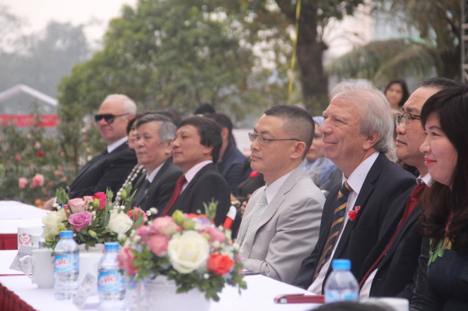 Nhiều l&atilde;nh đạo c&oacute; mặt tham gia buổi lễ.