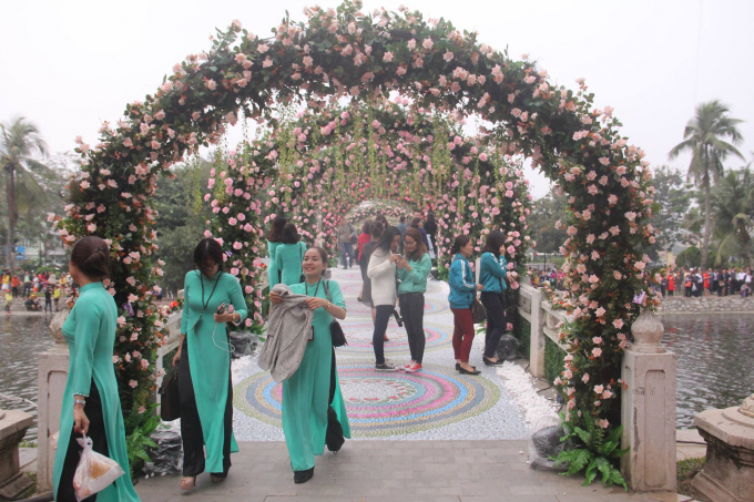 Đ&ocirc;ng đảo du kh&aacute;ch đ&atilde; v&agrave;o chụp ảnh tại khu vực lễ hội.