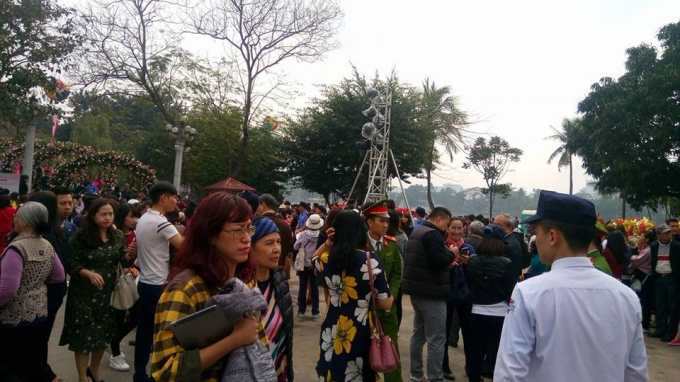 H&agrave;ng ng&agrave;n người đổ về nơi đ&acirc;y thưởng ngoạn hoa hồng Bulgaria.