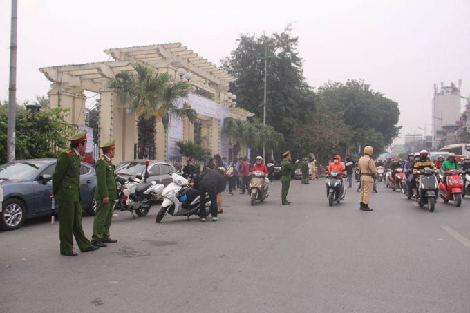 Lực lượng chức năng b&ecirc;n ngo&agrave;i được bố tr&iacute; d&agrave;y đặc để ph&acirc;n luồng giao th&ocirc;ng.